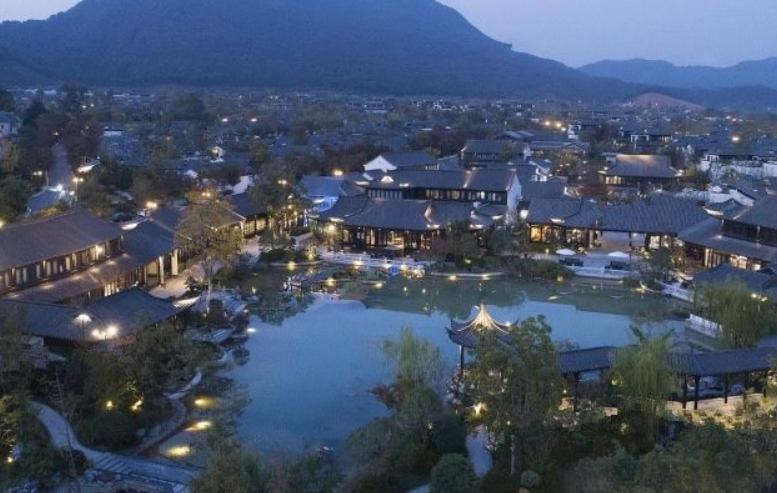 桃李映湖